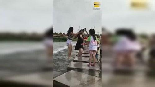 花姑娘吃瓜視頻,趣味橫生的夏日美食時光